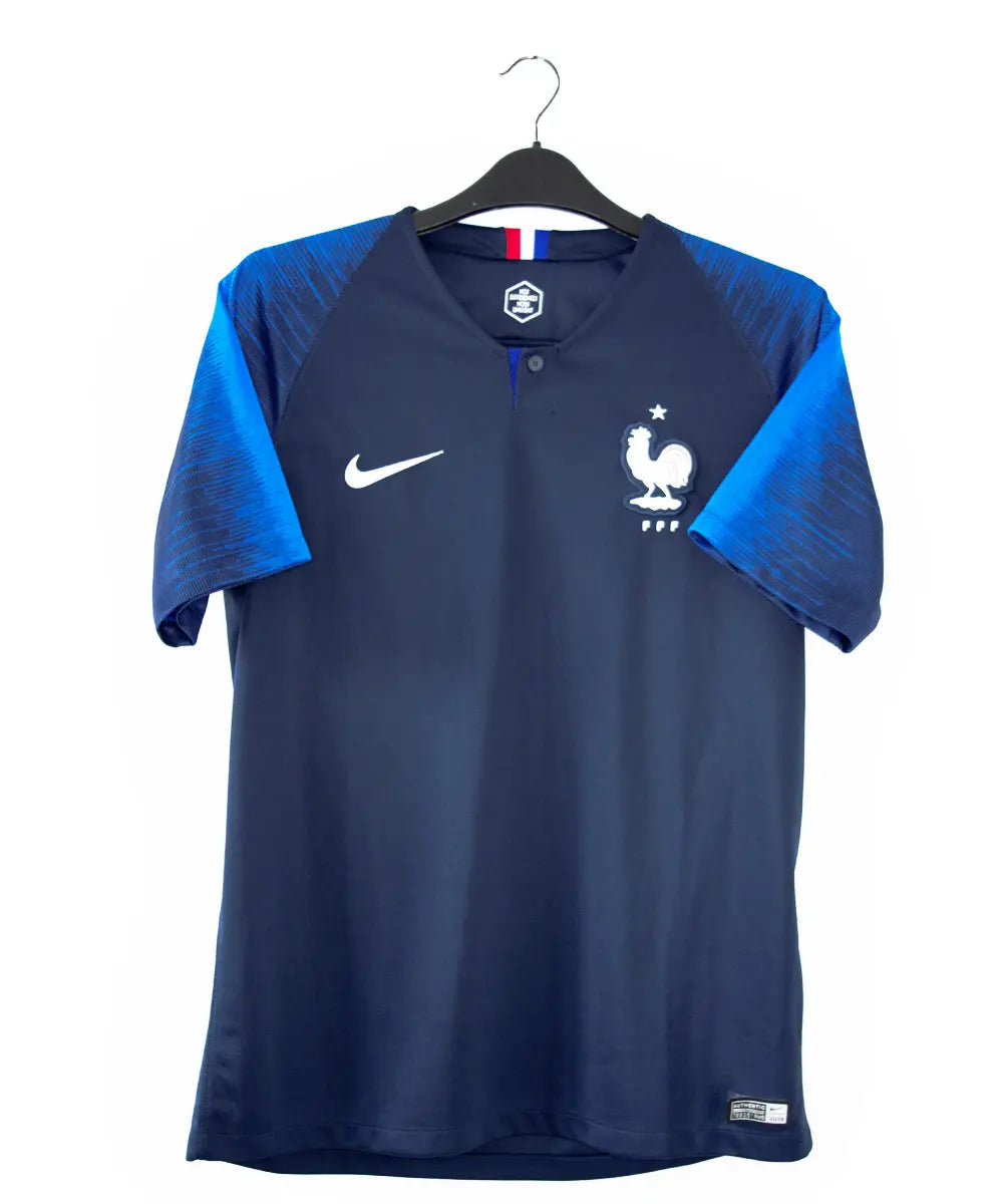 Maillot domicile de l'équipe de france porté lors de la coupe du monde 2018. Le maillot est de couleur bleu et on peut retrouver l'équipementier nike