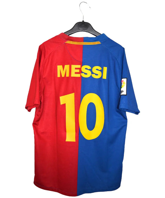 Maillot domicile du fc barcelone porté lors de la saison 2008 2009. Sur le maillot on peut retrouver l'équipementier nike et le sponsor unicef. Le maillot est floqué messi