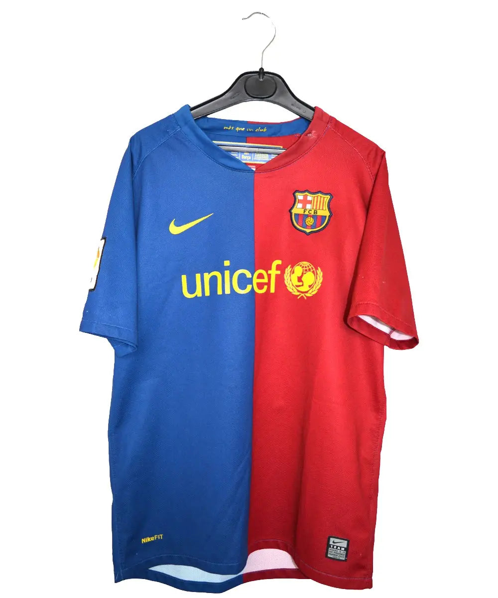 Maillot domicile du fc barcelone porté lors de la saison 2008 2009. Sur le maillot on peut retrouver l'équipementier nike et le sponsor unicef.