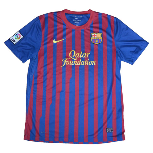 maillot retro/vintage authentique domicile du barca 2011-2012, bleu et rouge avec le sponsor qatar fondation et le logo nike