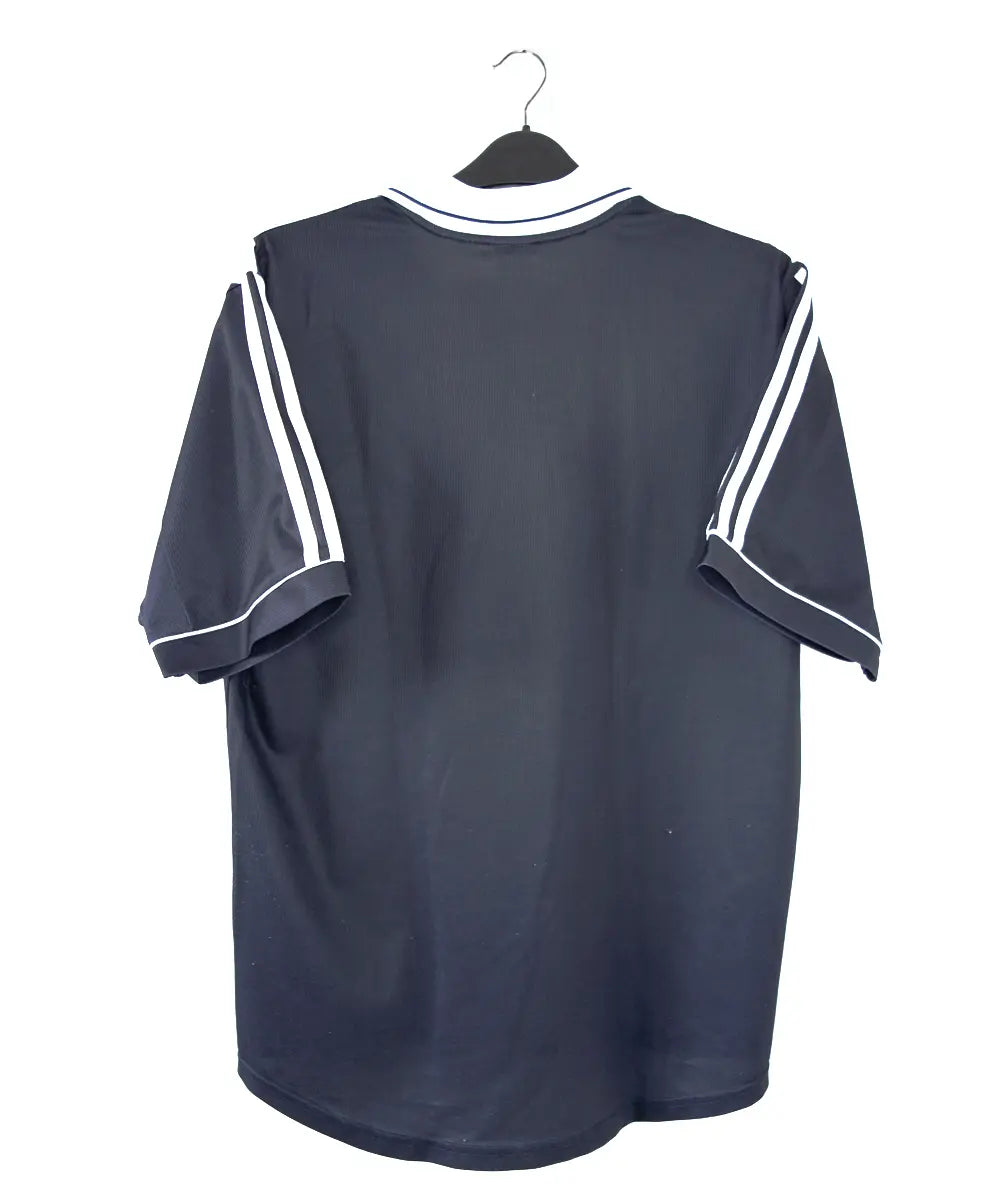 Maillot domicile des girondins de bordeaux édité lors de la saison 1999 2000. Le maillot est de couleur bleu et blanc. On peut retrouver l'équipementier adidas et le sponsor M6 GTS Omnicom