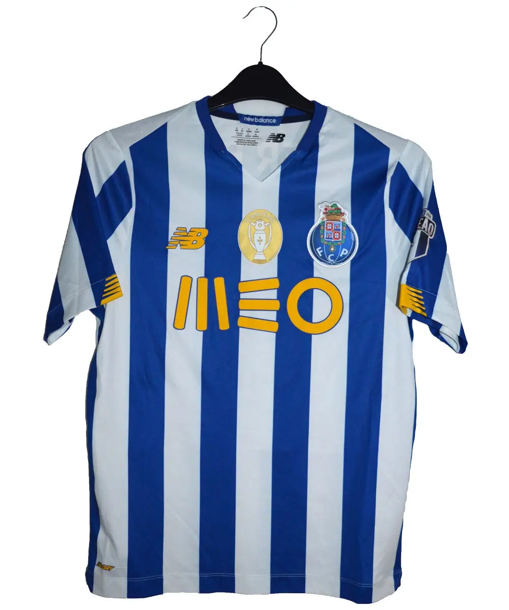 Maillot de foot retro/vintage authentique domicile de porto de la saison 2020-2021. Le maillot est de couleur bleu et blanche et on peut retrouver l'équipementier new balance et le sponsor meo écrit en jaune