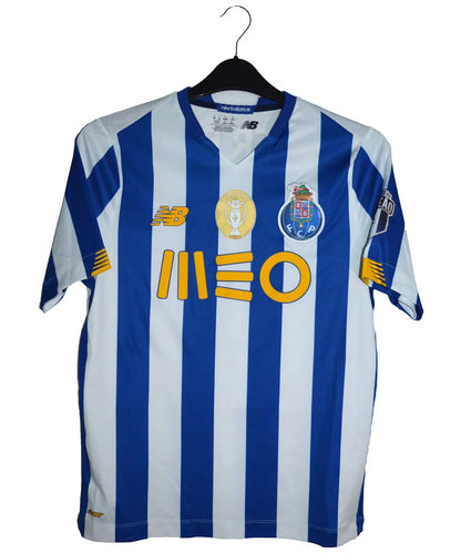 Maillot de foot retro/vintage authentique domicile de porto de la saison 2020-2021. Le maillot est de couleur bleu et blanche et on peut retrouver l'équipementier new balance et le sponsor meo écrit en jaune