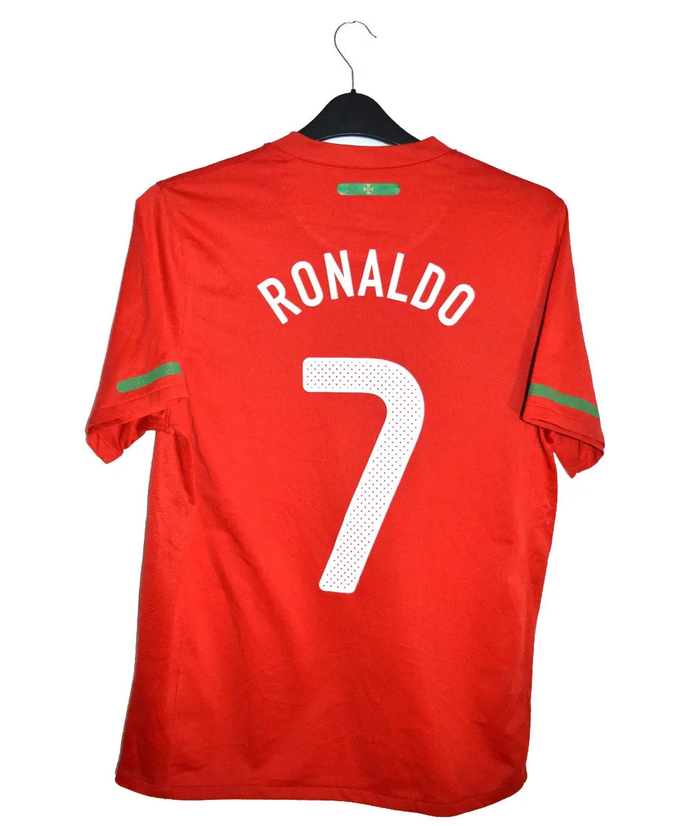 Maillot de foot retro/vintage authentique du portugal rouge domicile de la saison 2010-2011. Le maillot est floqué de cristiano ronaldo