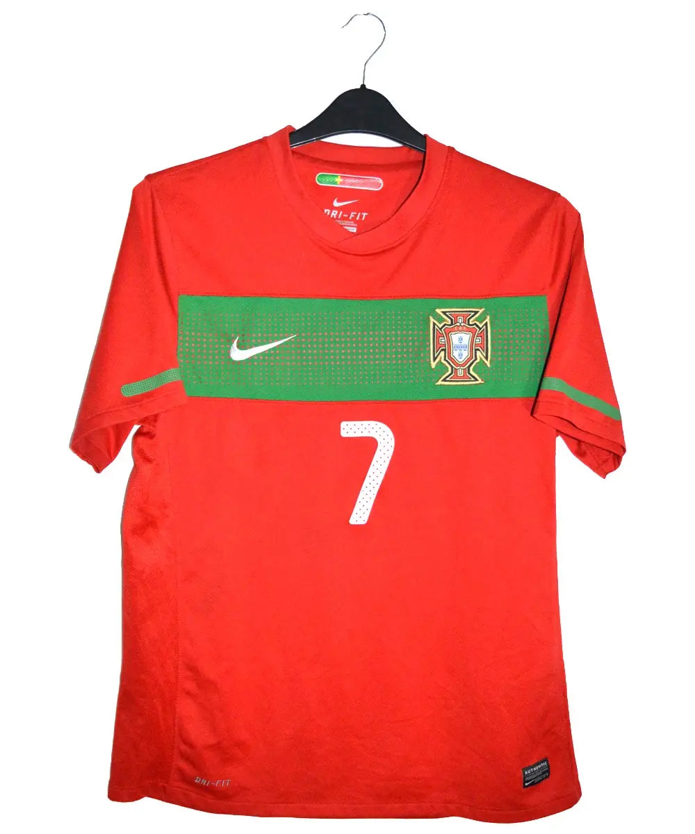 Maillot de foot retro/vintage authentique du portugal rouge domicile de la saison 2010-2011. Le maillot est floqué de cristiano ronaldo. On peut retrouver l'équipementier nike