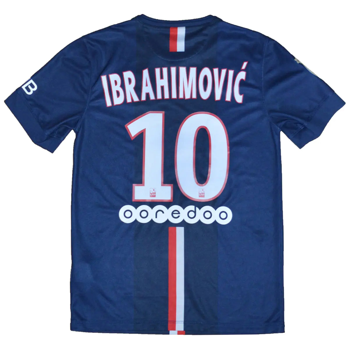 maillot de foot retro/vintage authentique domicile bleu nike, du psg lors de la saison 2014-2015. Le maillot est floqué du numéro 10 Zlatan Ibrahimovic. Le sponsor sur le maillot est celui de fly emirates