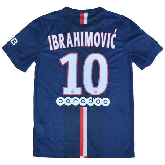 maillot de foot retro/vintage authentique domicile bleu nike, du psg lors de la saison 2014-2015. Le maillot est floqué du numéro 10 Zlatan Ibrahimovic. Le sponsor sur le maillot est celui de fly emirates
