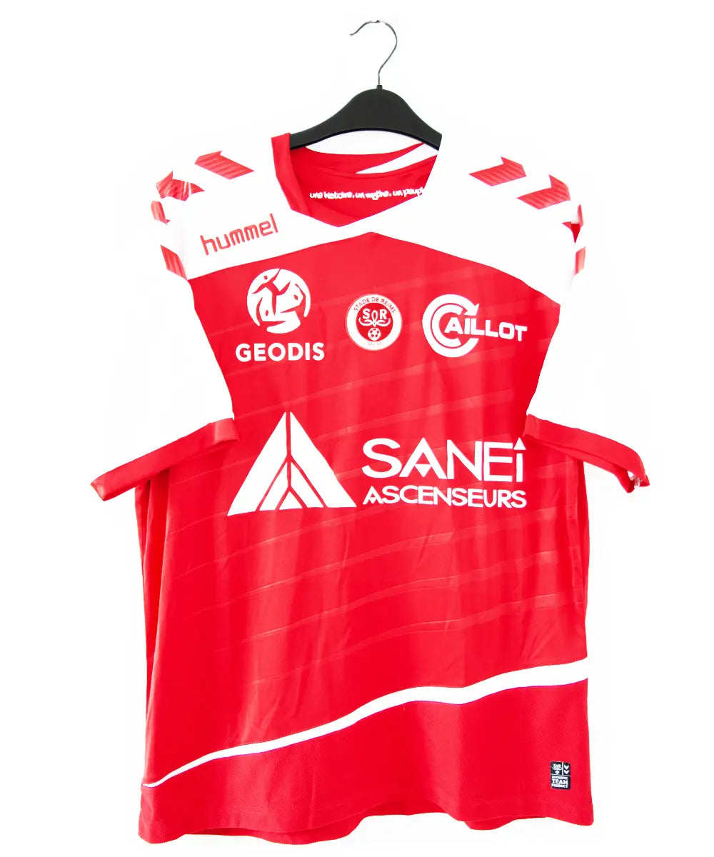 Maillot domicile du stade de reims de la saison 2015-2016. Le maillot est de couleur rouge et blanche. On peut retrouver le sponsir sanei ascenseur, le sponsor caillot, le sponsor geodis et l'équipementier hummel