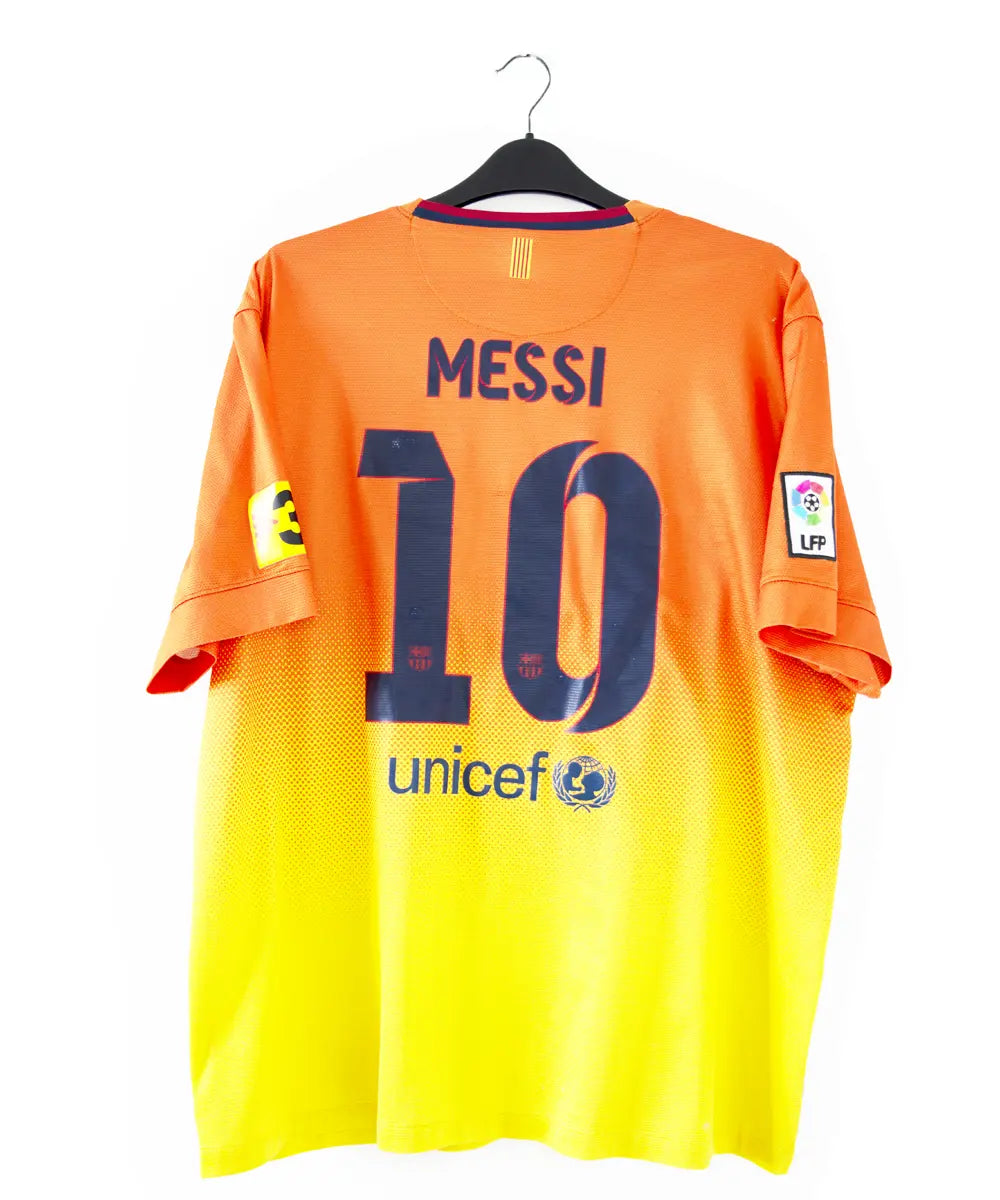 Maillot extérieur du FC Barcelone lors de la saison 2012-2013. On peut retrouver sur le maillot l'équipementier nike, le sponsor qatar foundation et Unicef. Le maillot est floqué du numéro 10 messi