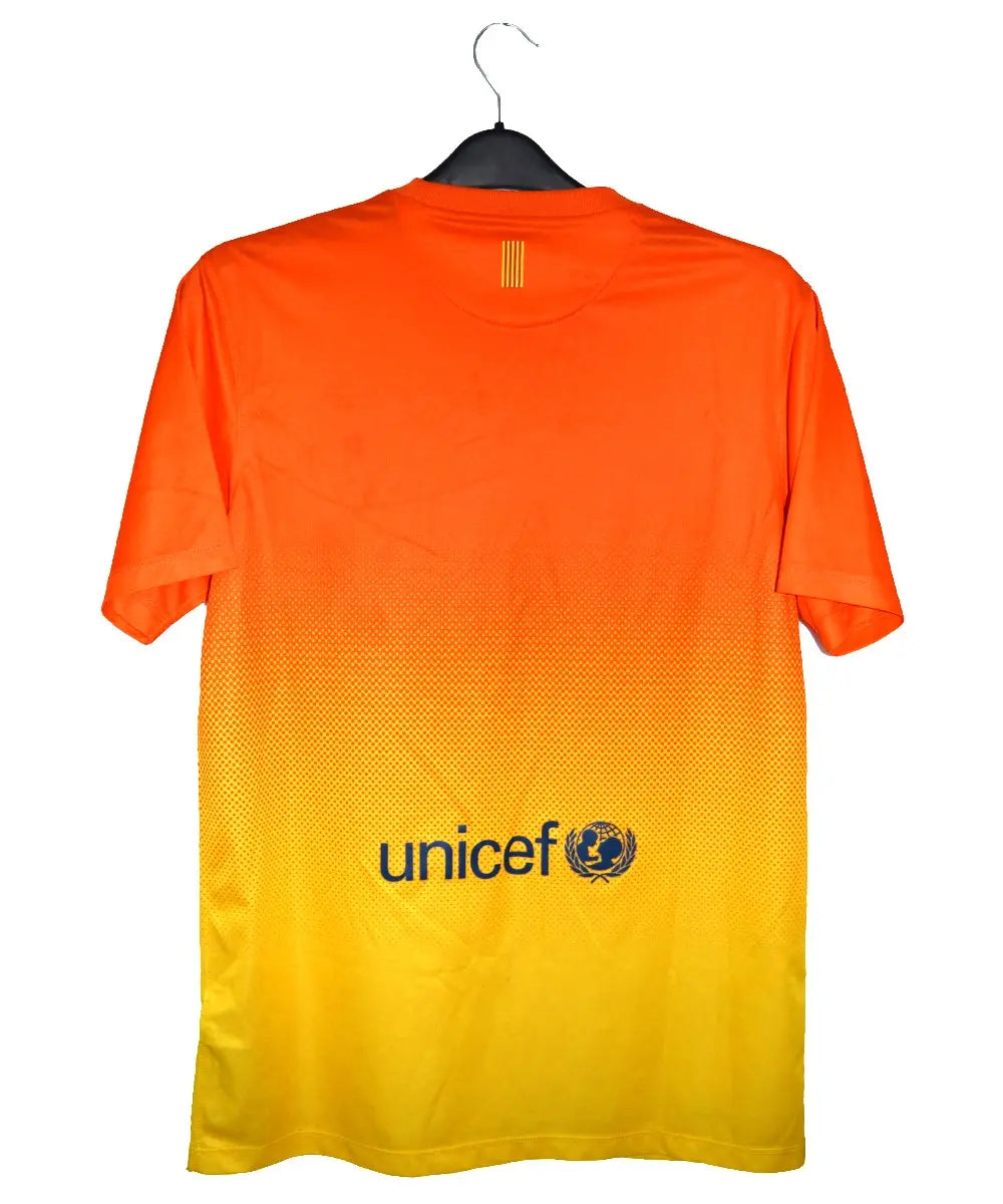 Maillot orange et jaune du FC Barcelone porté lors de la saison 2012-2013. On peut retrouver l'équipementier nike et le sponsor qatar foundation