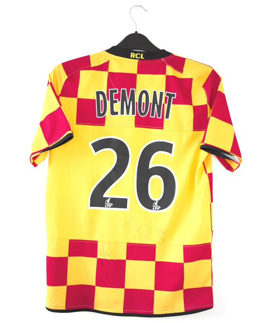 Maillot domicile du rc lens lors de la saison 2008 2009. Le maillot est signé de Yohan Demont. On peut retrouver l'équipementier nike et le sponsor invicta