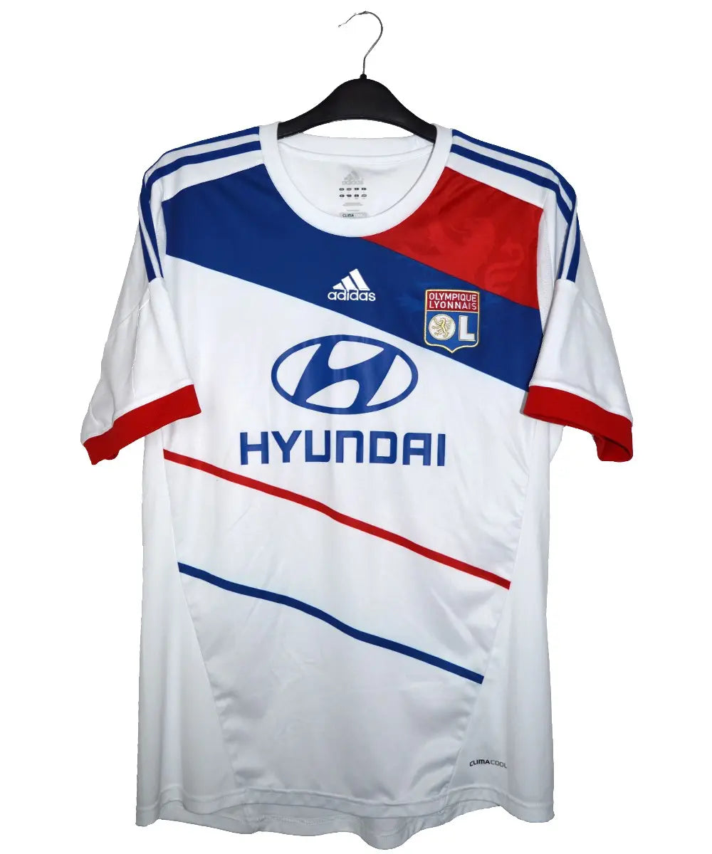 Maillot domicile blanc et bleu de l'OL lors de la saison 2012-2013. Le maillot est floqué malbranque avec l'équipementier adidas et le sponsor hyundai