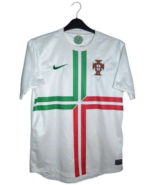 Maillot retro/vintage authentique du portugal blanc en 2012-2013. Le maillot est de couleur blanc avec une croix verte et rouge. On peut y retrouver l'équipementier nike.