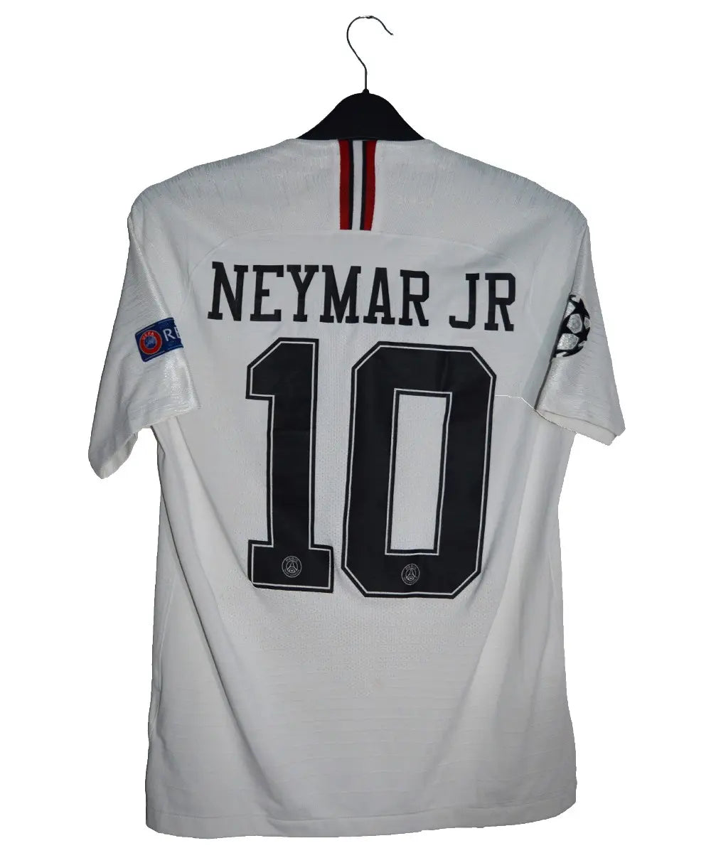 Maillot de foot retro/vintage authentique du psg blanc lors de la saison 2018-2019. Le maillot est floqué du numéro 10 Neymar.