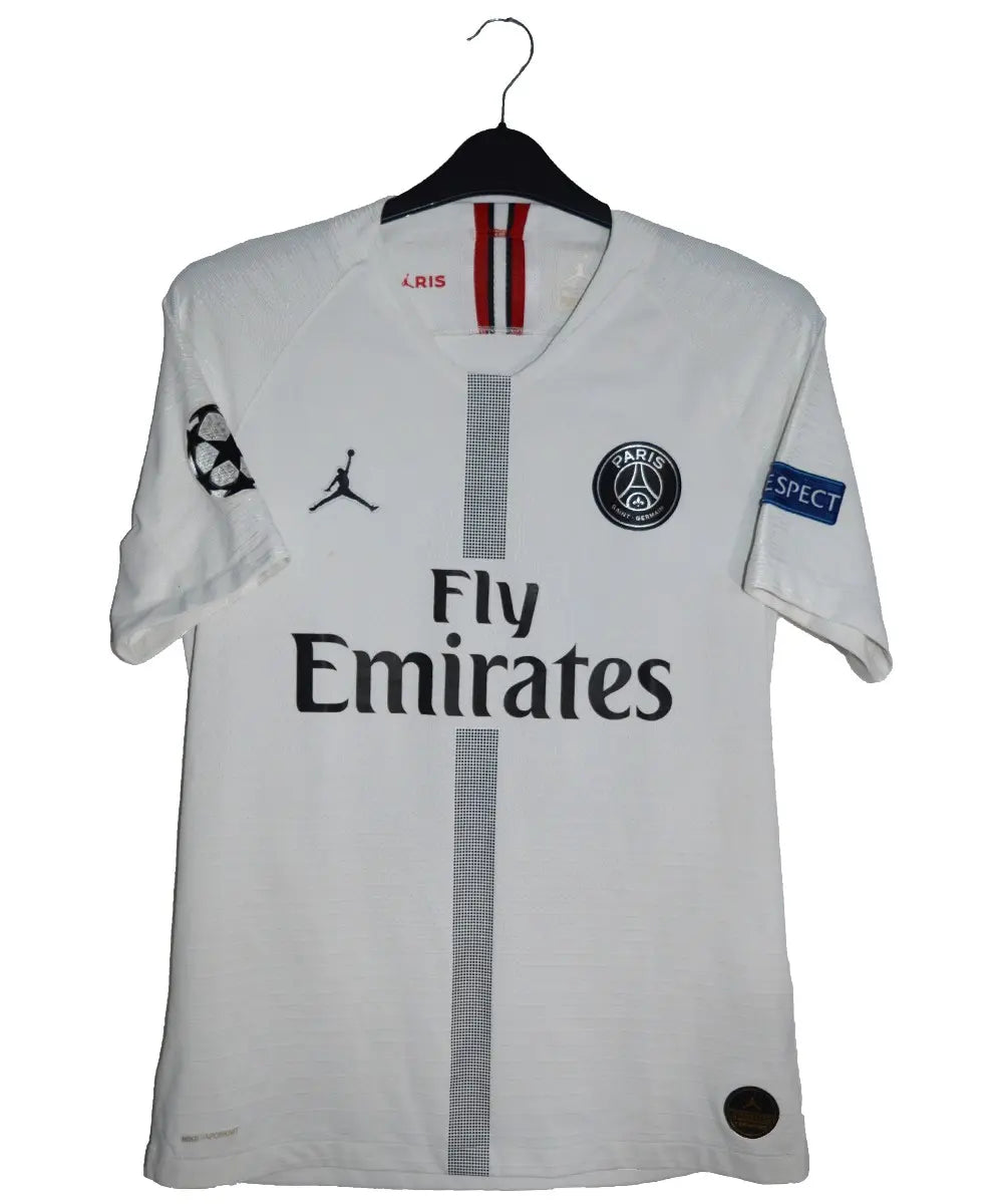 Maillot de foot retro/vintage authentique du psg blanc lors de la saison 2018-2019. Le maillot est floqué du numéro 10 Neymar. On peut y retrouver l''équipementier jordan ainsi que le sponsor fly emirates